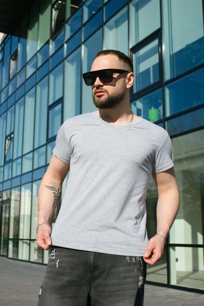 Чоловіча базова футболка у сірому кольорі 1591025773 фото