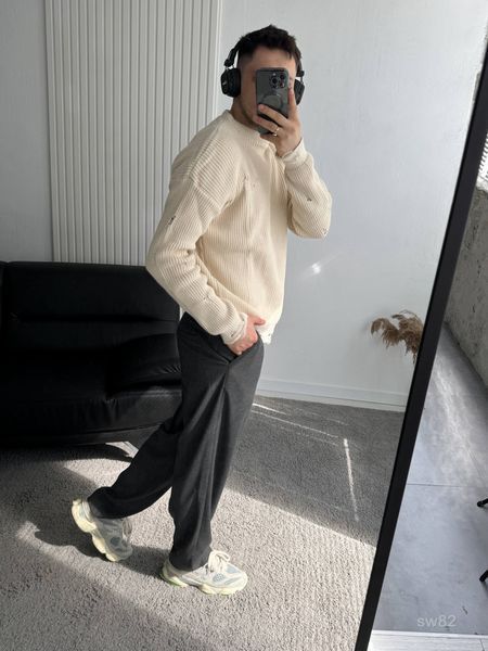 Чоловічий oversize светр у бежевому кольорі sw82 фото