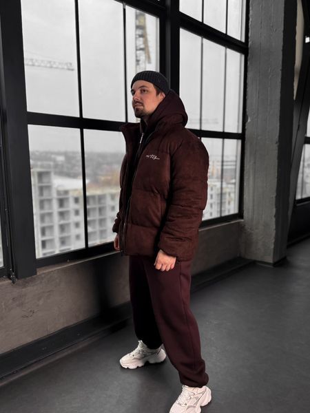 Чоловічий oversize замшевий пуховик у коричневому кольорі dp28k фото