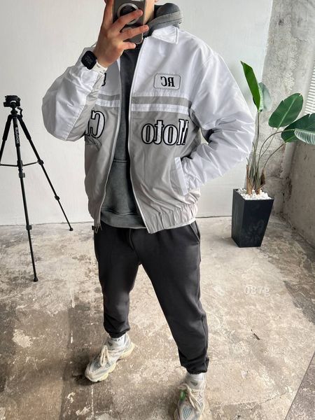 Чоловічий oversize бомбер з вишивкою у білому кольорі 087g фото