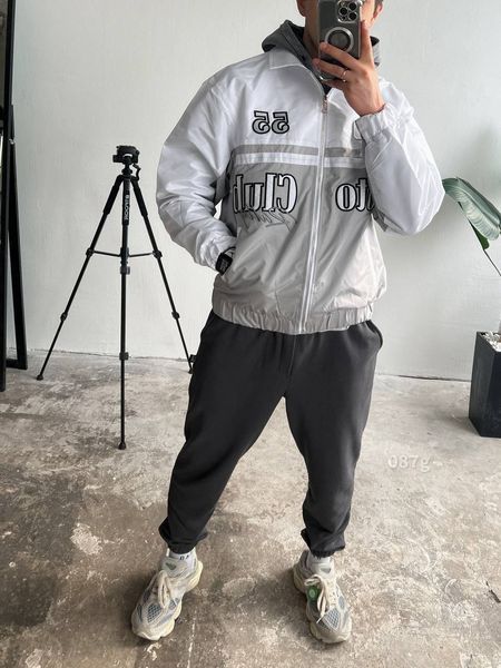 Чоловічий oversize бомбер з вишивкою у білому кольорі 087g фото
