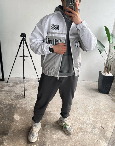 Чоловічий oversize бомбер з вишивкою у білому кольорі 087g фото