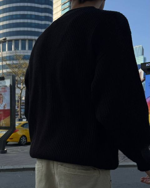 Мужской oversize свитер в черном цвете u01702 фото