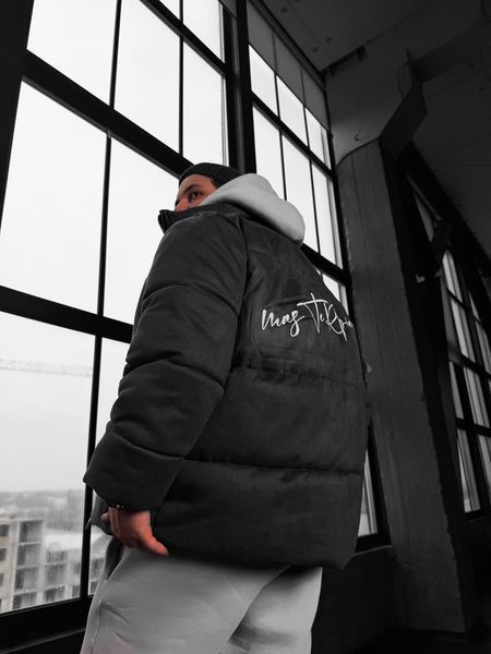 Чоловічий oversize замшевий пуховик у сірому кольорі dp29k фото