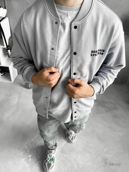 Чоловічий oversize бомбер у світло-сірому кольорі bbrn3 фото