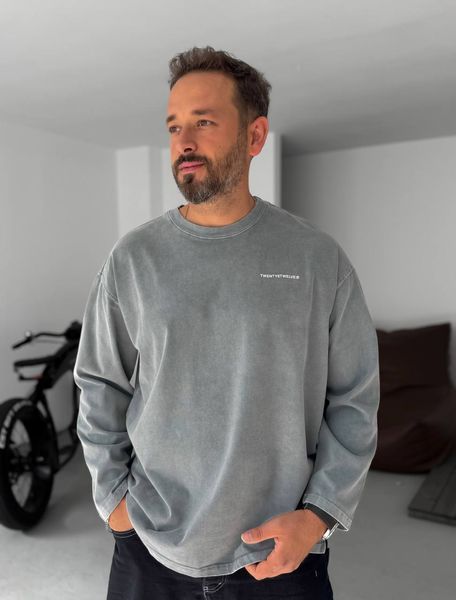 Чоловічий oversize лонгслів у сірому кольорі tt2465 фото