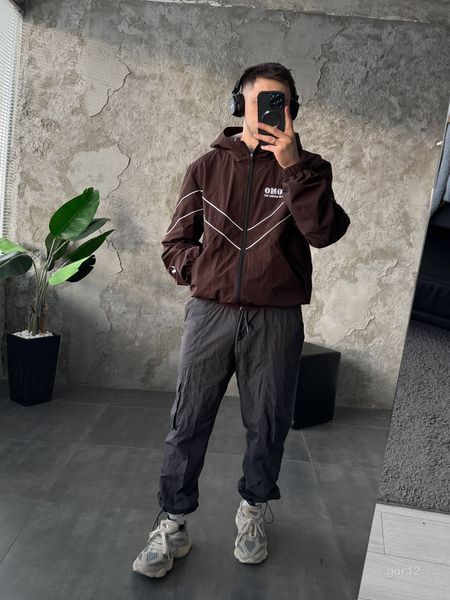 Мужская oversize ветровка с капюшоном в коричневом цвете gor12n фото