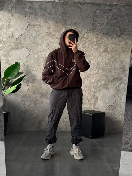 Мужская oversize ветровка с капюшоном в коричневом цвете gor12n фото