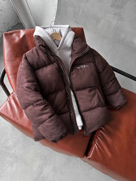 Чоловічий oversize пуховик у коричневому кольорі dp28 фото