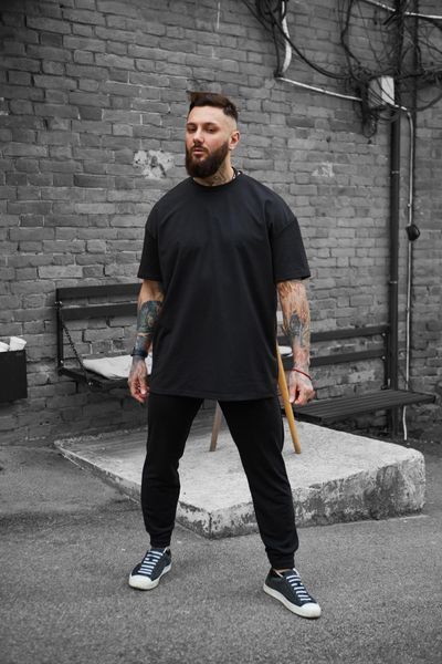 Мужская oversize футболка в черном цвете 1942066604 фото