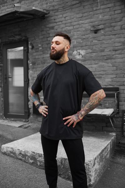 Мужская oversize футболка в черном цвете 1942066604 фото