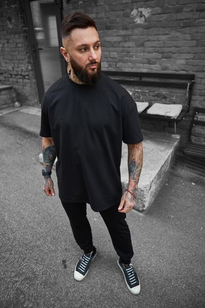 Мужская oversize футболка в черном цвете 1942066604 фото