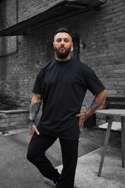 Мужская oversize футболка в черном цвете 1942066604 фото