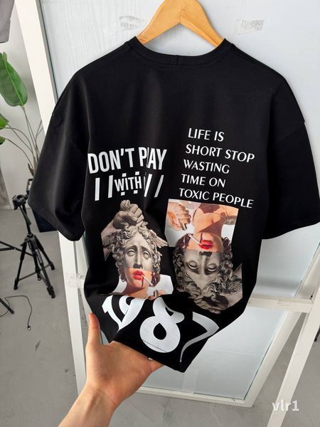 Чоловіча oversize футболка з принтом у чорному кольорі vlr1 фото
