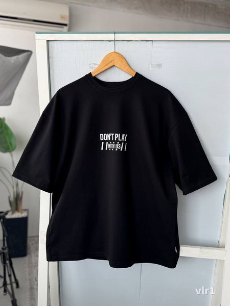 Чоловіча oversize футболка з принтом у чорному кольорі vlr1 фото