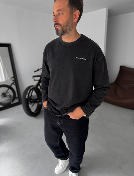 Чоловічий oversize лонгслів у чорному кольорі tt2463 фото