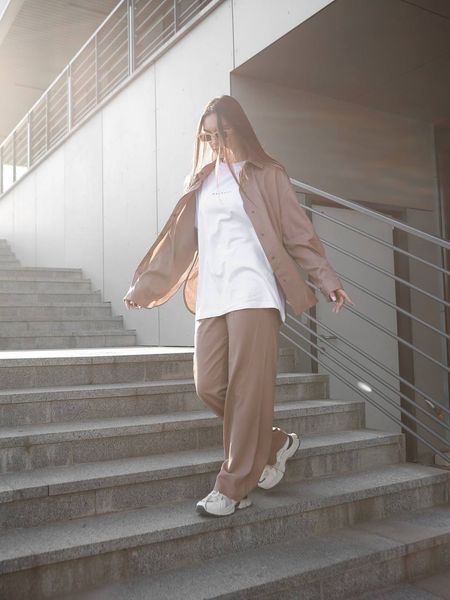 Женский oversize комплект рубашки + брюки в коричневом цвете ri4 фото