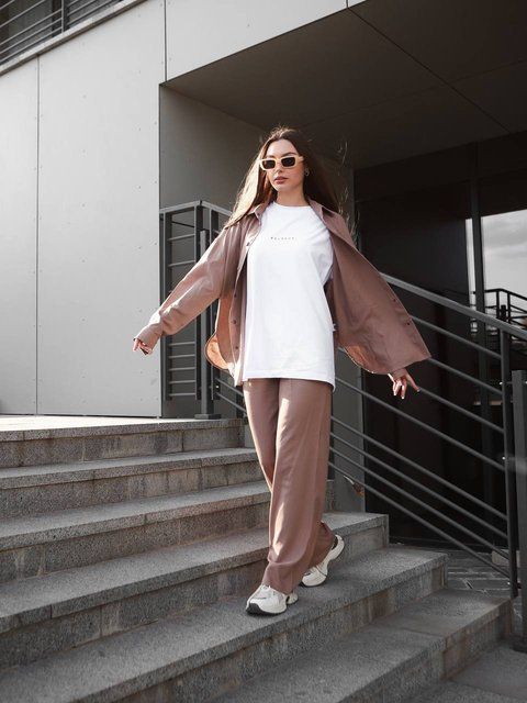 Жіночий oversize комплект сорочка + штани у коричневому кольорі ri4 фото