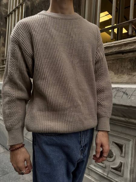 Чоловічий oversize светр у бежевому кольорі u01704 фото
