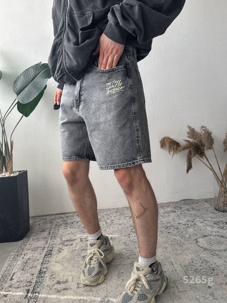 Мужские джинсовые шорты с надписью в сером цвете 5265g фото