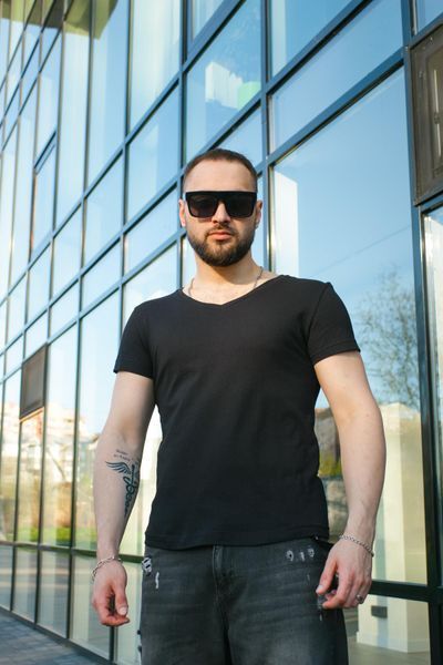 Чоловіча базова футболка у чорному кольорі 1607686166 фото